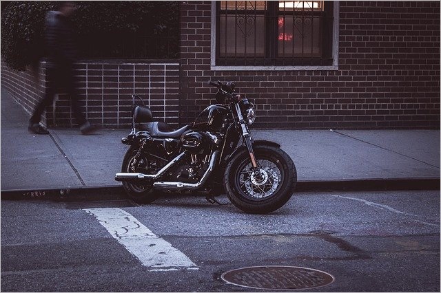 暗いイメージのバイク写真